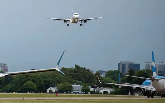 Huelga de controladores aéreos afecta vuelos en Argentina