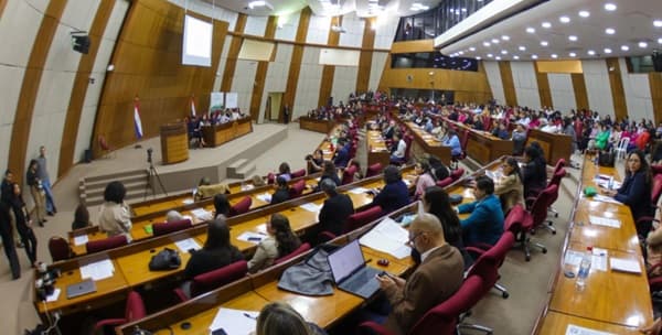 Mujeres rechazan fusión del Ministerio de la Mujer