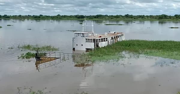El histórico Aquidabán se hunde en aguas del río Paraguay