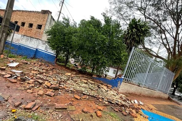 Cae muro de escuela Blas Garay tras años de reclamos