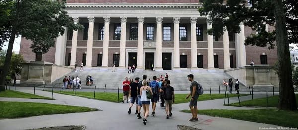 Trump prohíbe a Harvard inscribir estudiantes extranjeros