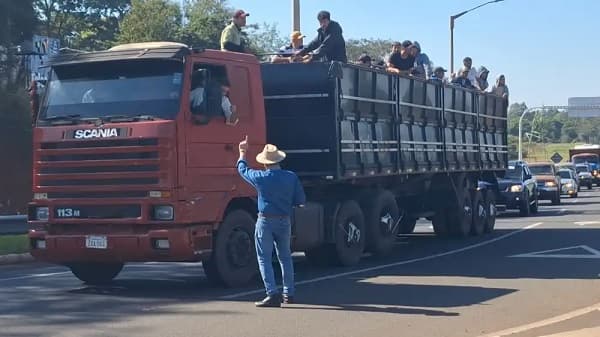 Cañicultores mantienen protestas a la espera de Santiago Peña