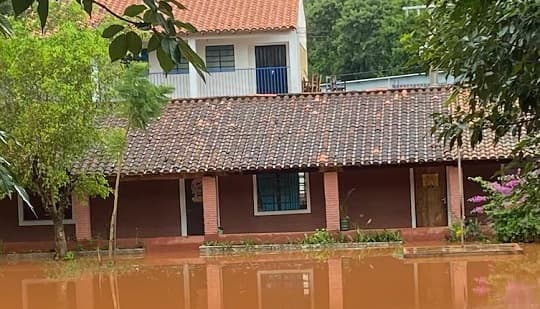 Escuela del Bañado Sur evacúa por inundación