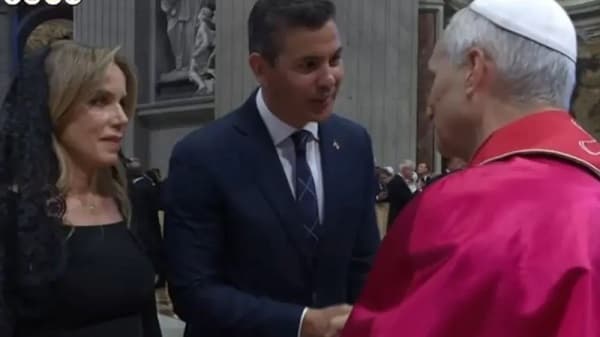 Santiago Peña saluda al papa León XIV tras entronización papal