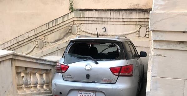 Conductor fugitivo quedó atrapado en escalinata “Los Leones”