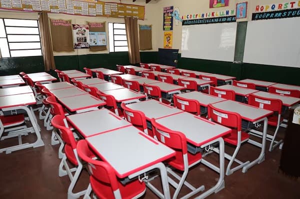 Críticas a Itaipú por entrega de pupitres chinos