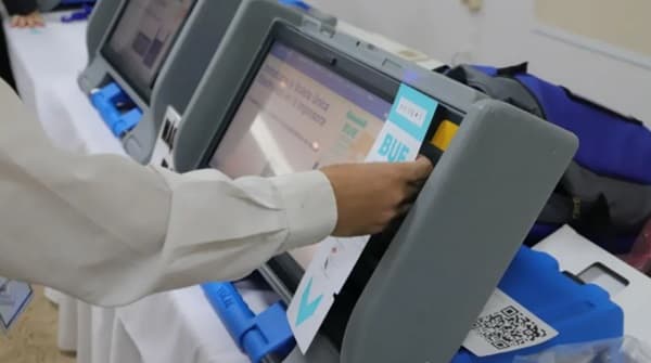 Senadores piden suspender compra de urnas electrónicas