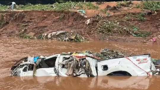 Rapiñan camionetas arrastradas por raudal en Ñemby