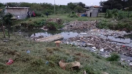 Niños cruzan arroyo en balsa de isopor por falta de puente