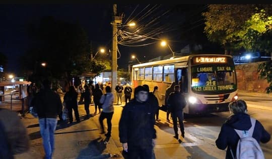 Pasajeros sufren reguladas y mal servicio de buses