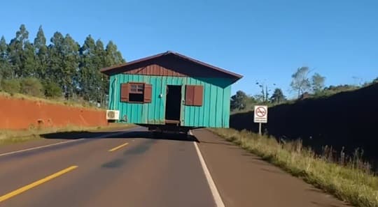 Una casa entera fue trasladada sobre un camión