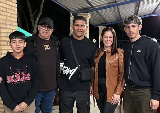 Diego León celebró su despedida a ritmo de cumbia antes de unirse al Manchester United