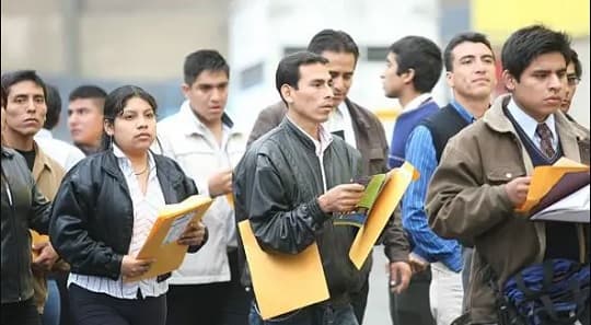 Crecen los negocios y trabajos de extranjeros en el país