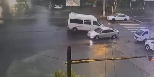 Furgoneta del Ministerio de Justicia cruzó en rojo y causó un accidente en Villarrica