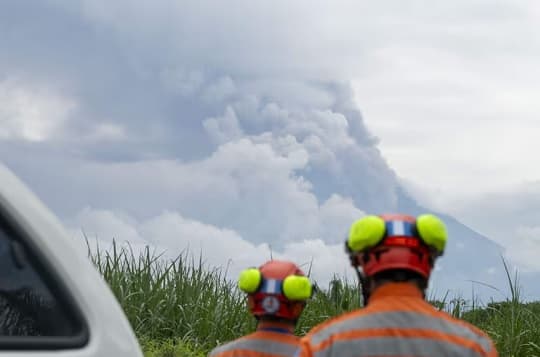 Violenta erupción del volcán de Fuego obliga a evacuar comunidades en Guatemala