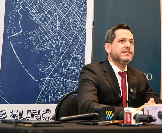 Latorre desvía la atención: promociona foro ultraconservador mientras interpelan a Nenecho