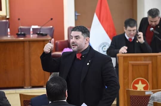 Nenecho acusa a la prensa de inventar una “novela estilo Netflix” sobre su imputación