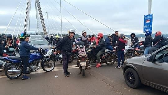 Paseros bloquean puente por controles aduaneros en Argentina