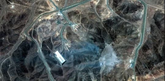 Israel bombardea acceso a planta nuclear iraní