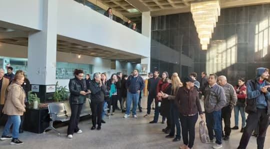 Funcionarios municipales protestan por salarios y exigen pagos