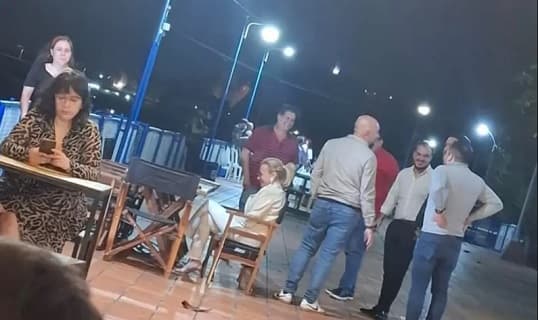 Escrachan a Arévalo y Carolina González en un restaurante de Asunción