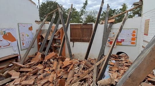 Cae techo de escuela rural en Horqueta durante vacaciones de invierno