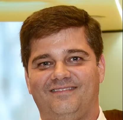 Empresa de familiar de Peña ofertó el precio más alto por la Universidad Taiwán