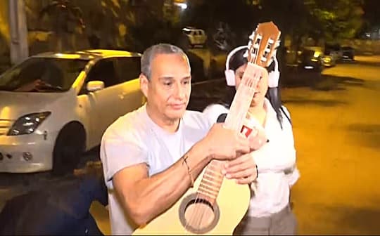 Con una guitarra en las manos, Hugo Javier salió de Tacumbú sin dar declaraciones