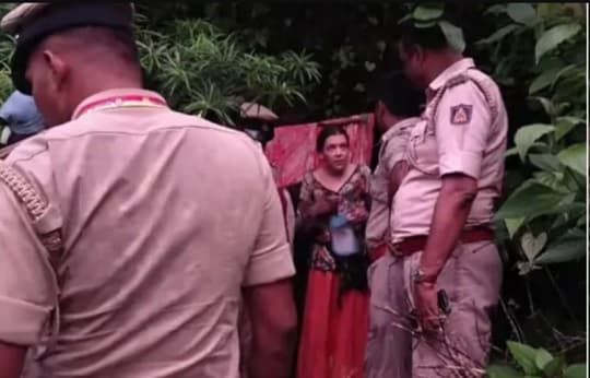 Vivían en una cueva y comían solo fideos: hallan en India a una mujer rusa con sus hijas