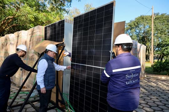 Itaipú recibe paneles solares para su planta flotante