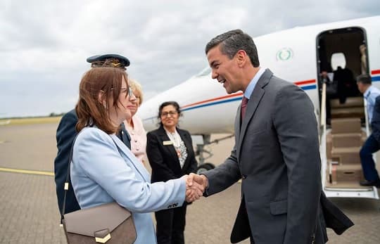 Peña llega a Londres en un costoso jet: el viaje superaría los USD 130.000