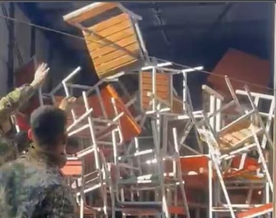 Sillas nuevas retiradas y amontonadas: polémica por pupitres chinos en escuelas públicas