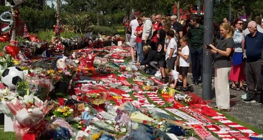 Bufandas, camisetas y flores cubren Anfield en homenaje a Diogo Jota