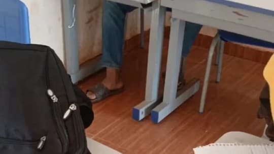 Maestra pide ayuda para sus alumnos que enfrentan el frío con zapatillas