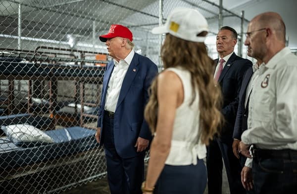 Trump inaugura cárcel migratoria en zona de caimanes