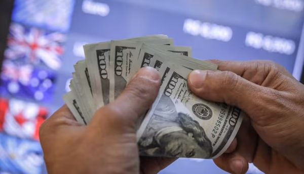 El dólar cae a su nivel más bajo en lo que va del año