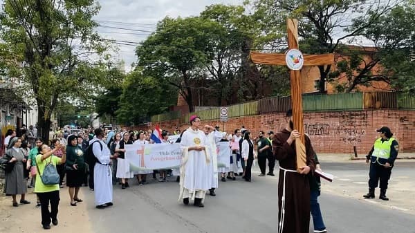 Policía justifica intervención contra padre Luna en marcha