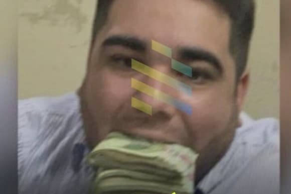 Funcionario de la Municipalidad de Asunción, en foto con fajos de dinero en la boca