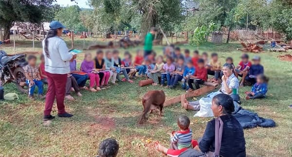 Niños dan clases al aire libre tras desalojo en Curuguaty