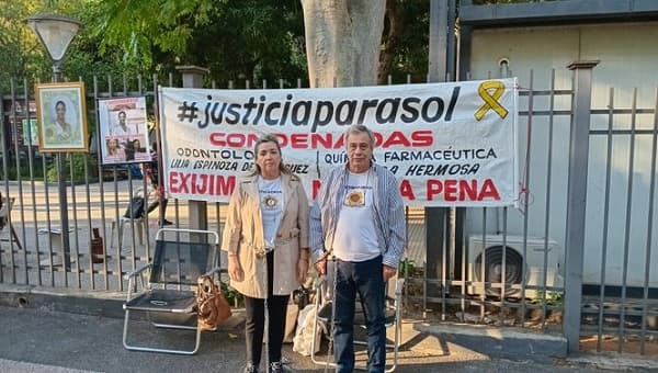 Padres de Sol Chávez se encadenan por justicia firme