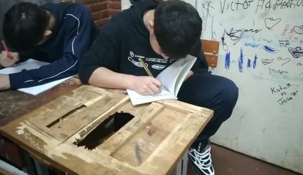 MEC admite que no puede distribuir pupitres reutilizables