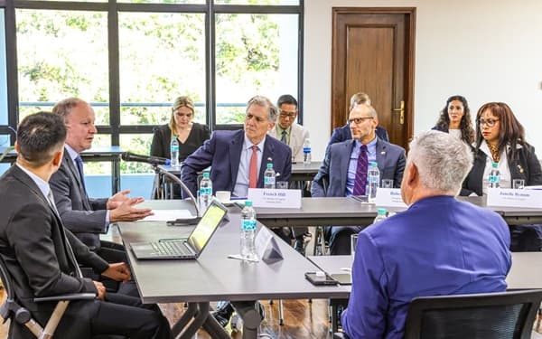 Congresistas de EE.UU. revisan plan económico de Peña