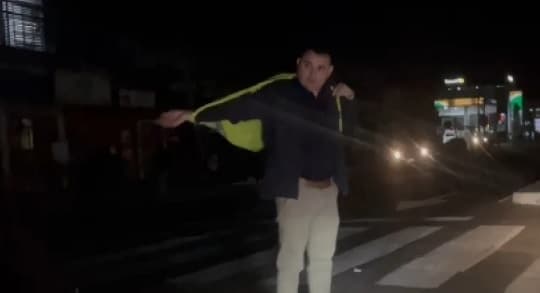 Ciudadano se convierte en improvisado agente de tránsito durante apagón en Asunción