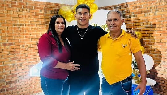 Diego León construye una casa para sus padres