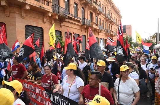 Docentes acuerdan reajuste parcial pero mantienen el paro nacional