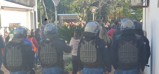 Funcionarios de Ciudad del Este exigen pago de salarios y salida del interventor