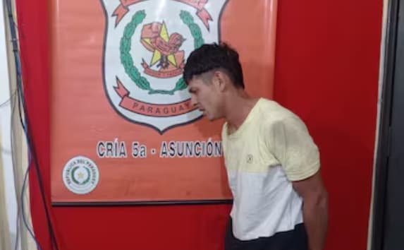 Cayó tras intentar asaltar a Bolt con un policía a bordo