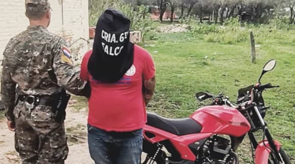 Detienen a motociclista por abuso tras desviar viaje
