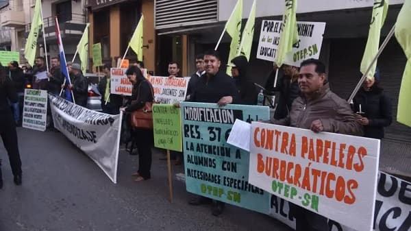 Docentes exigen solución a sobrecarga laboral y más presupuesto