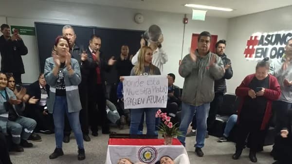 Funcionarios municipales de Asunción protestan por deuda de G. 12.000 millones